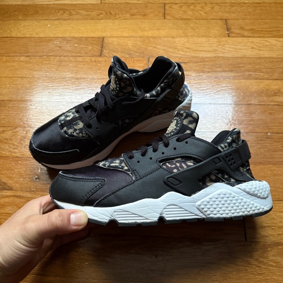 Nike Shoes - Womens Black Nike Huarache Shoes